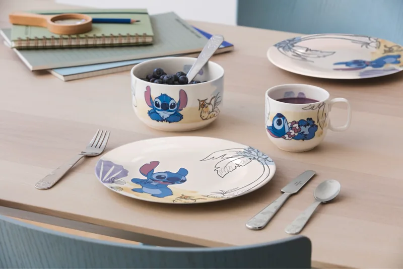 Gedeckter Tisch mit Kindergeschirr Disney Stitch von Villeroy & Boch