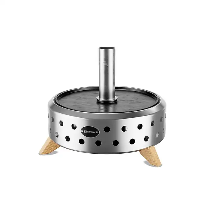 Petromax Grillen, bei dem alle am Tisch sitzen, Ansicht 2