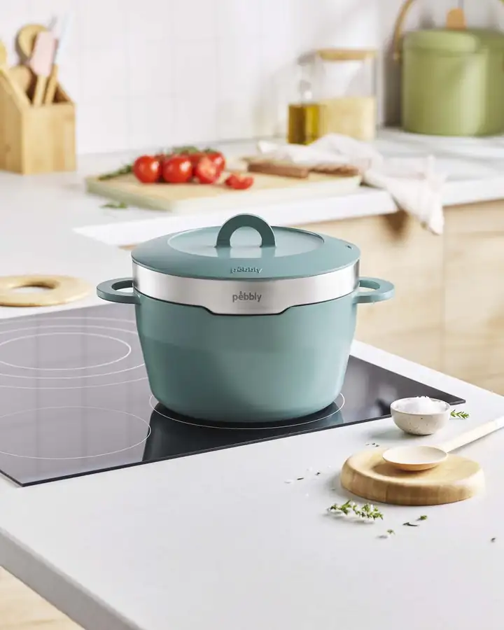 Pebbly la Cocotte in Mint Sage auf einem Induktionskochfeld in einer hellen Küche