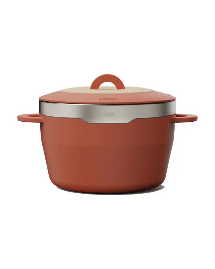Pebbly la Cocotte in Terracotta mit Holzeinlage im Deckel vor weißem Hintergrund