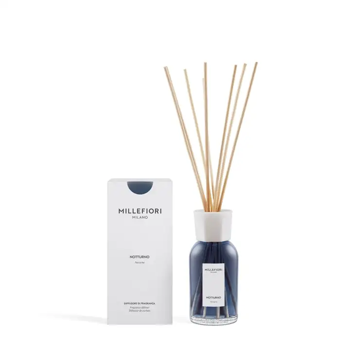Diffuser Notturno von Millefiori Milano mit Rattanstäbchen neben der Verpackung