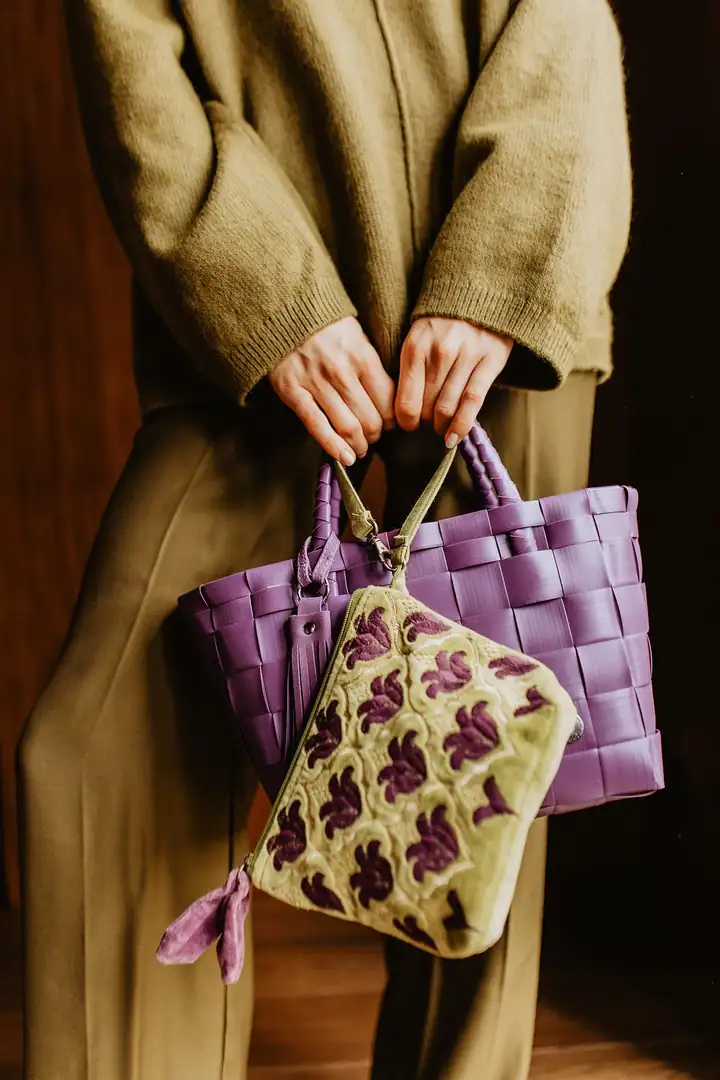 Lila Tasche von Handed By mit angehängtem Etui LEELA