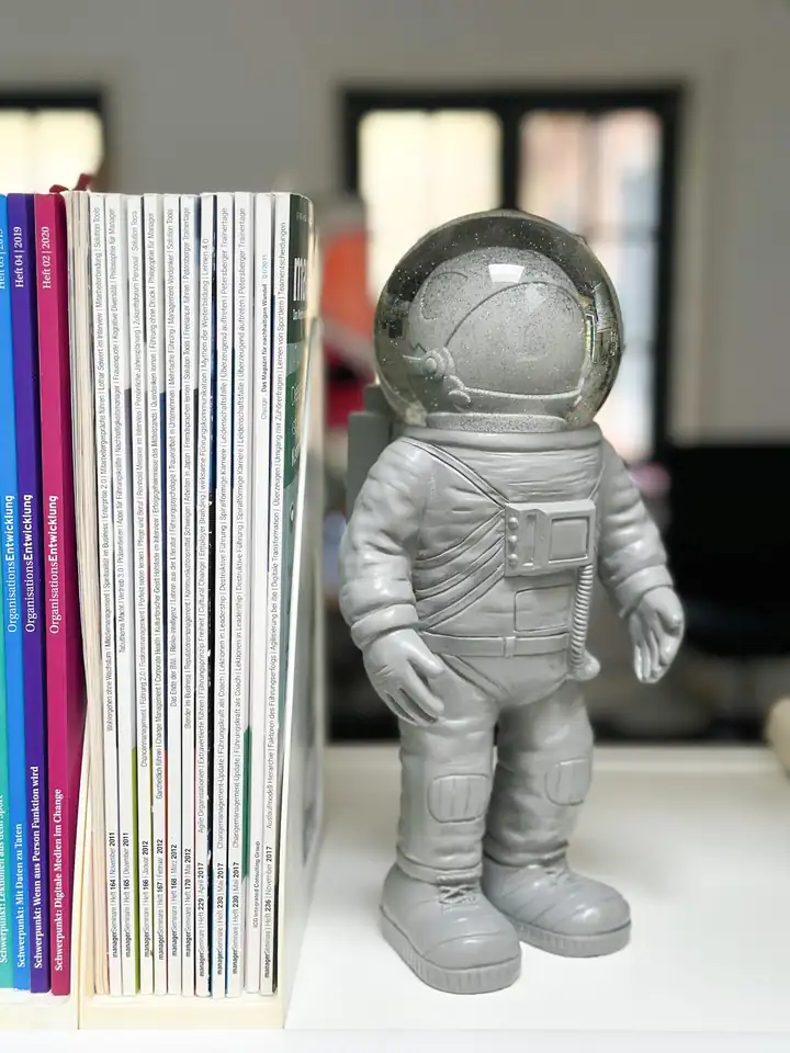 DONKEY Donkey The Astronauts: Schneekugel im Raumfahrerhelm, Ansicht 3