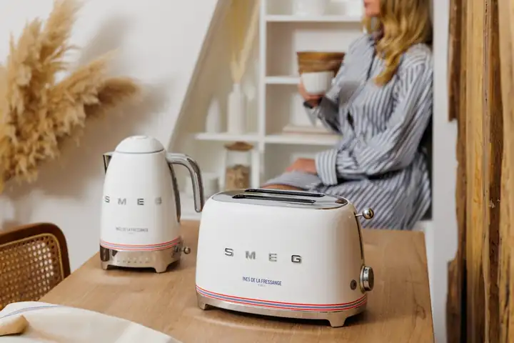 Smeg: Smeg x Ines de la Fressange: Wasserkocher und Toaster