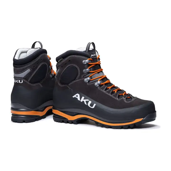 Ein Paar AKU Superalp GTX mit orangefarbenen Schnürsenkeln