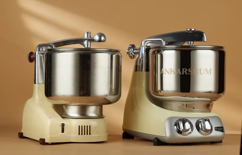 Zwei Ankarsrum Assistent Original nebeneinander, ein historisches und ein aktuelles Modell in Creme