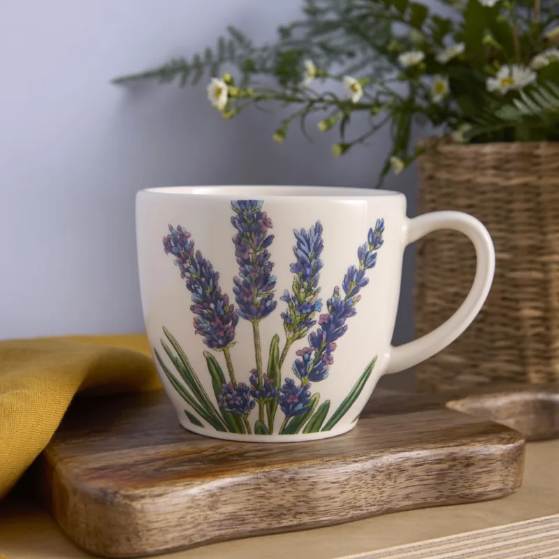 Latte Tasse Bloom Garden von Portmeirion mit Lavendel auf einem Holzbrett