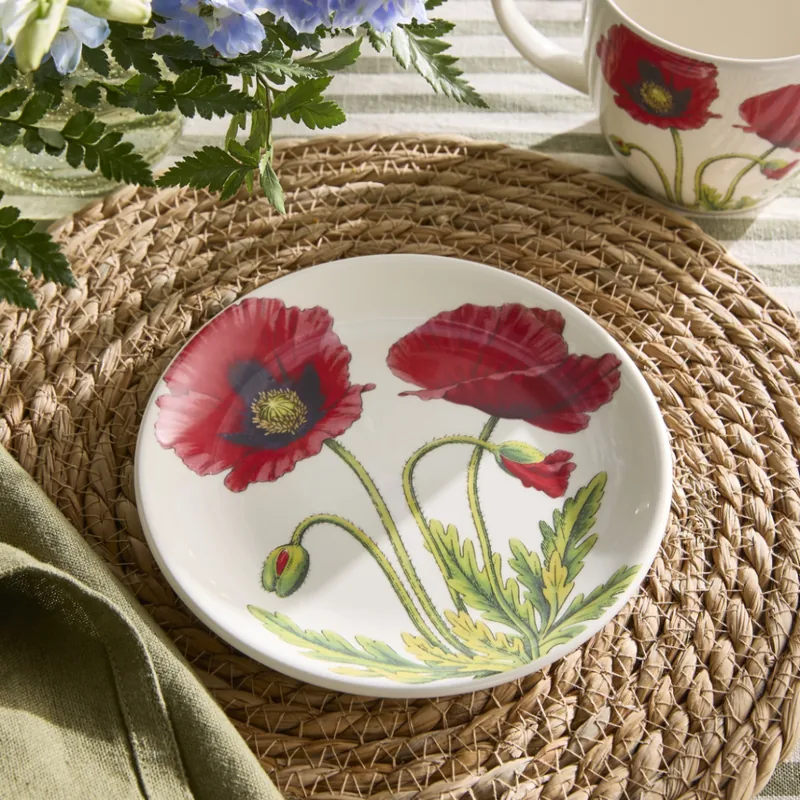 Kleiner Teller Bloom Garden mit Klatschmohn auf einem Rattanuntersetzer