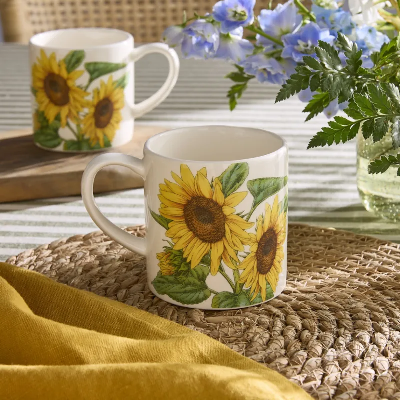 Becher Bloom Garden mit Sonnenblumen auf einem gedeckten Tisch