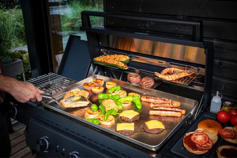 Grillplatte des Rösle EPICPLATE mit Fleisch und Gemüse