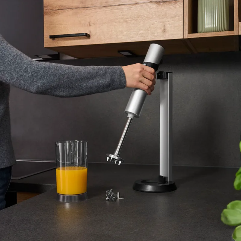 Hand nimmt den Stabmixer opus 7 aus der Ladestation