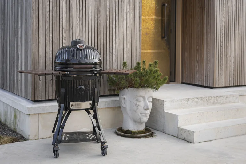 Kamado Sumo Icon Large aus schwarzer Keramik auf einer Terrasse