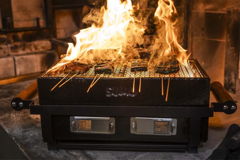 Tischgrill Sumo Hibachi mit Flammen über der Glut