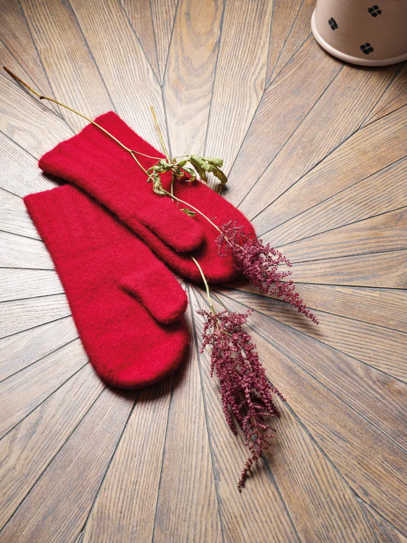 Rote Walkfäustlinge von Steiner 1888 auf Holz