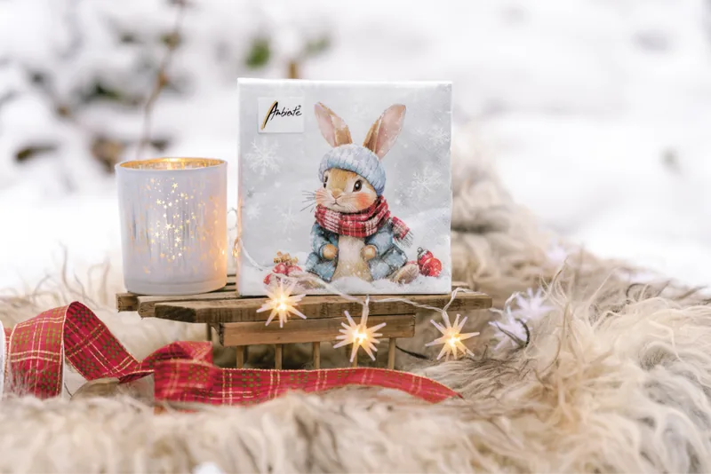 Bugsy Servietten mit Winterhasen im Schnee zwischen Kerzen