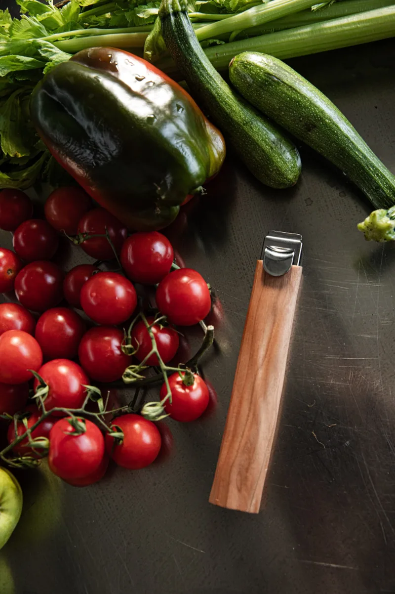 Holzgriff Racines von Cristel zwischen Tomaten und Paprika