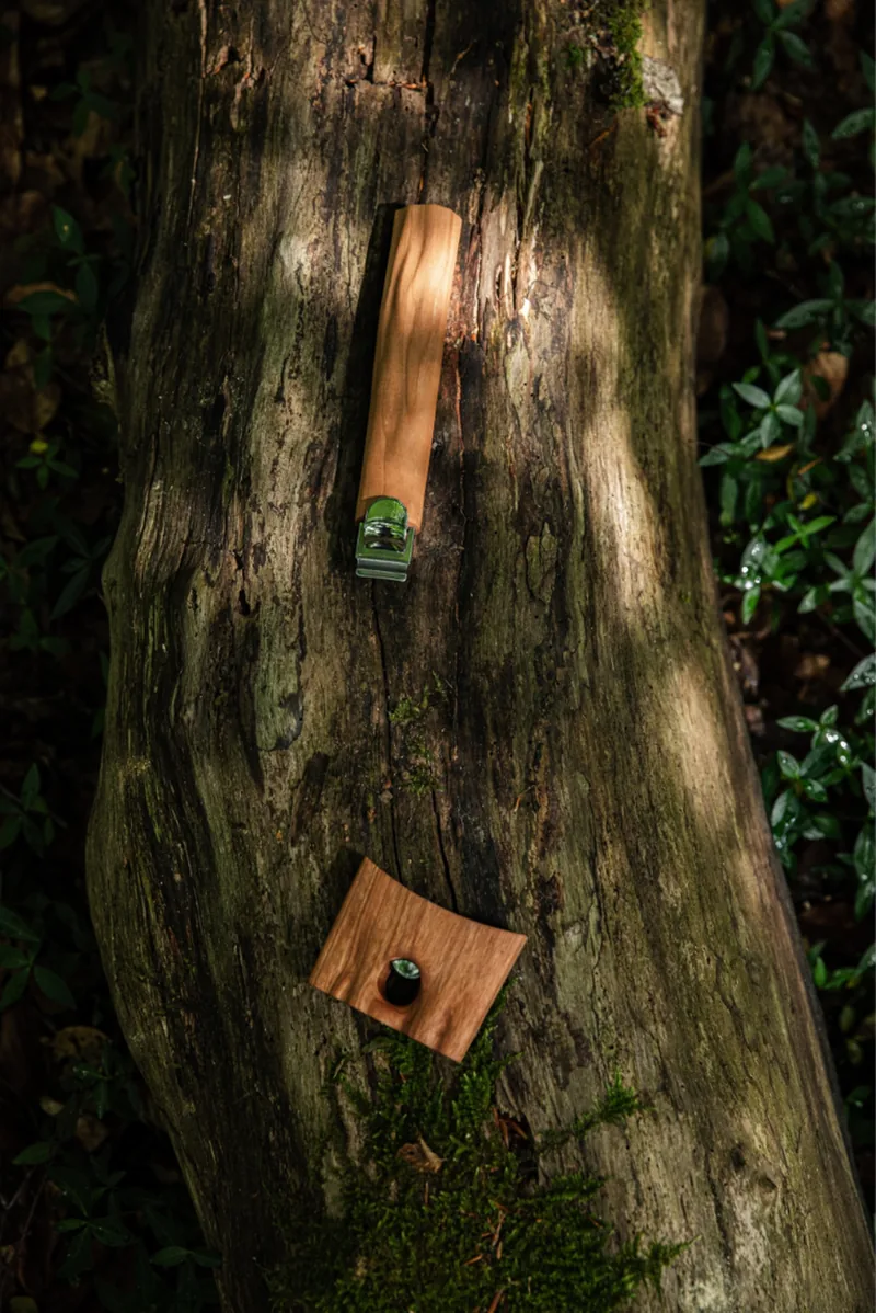 Holzgriff Racines von Cristel an einem Baumstamm
