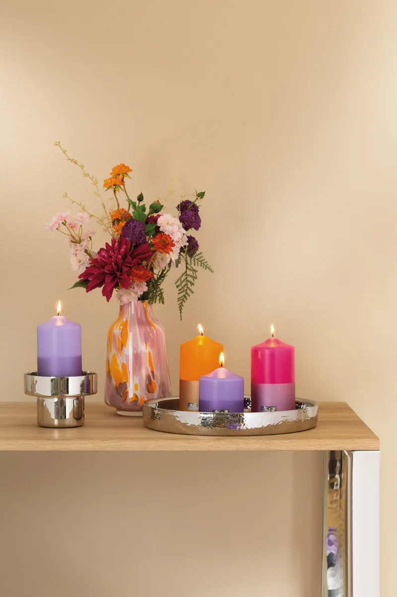 Zweifarbige Kerzen von Fink Living in Orange, Pink und Lila mit Blumen