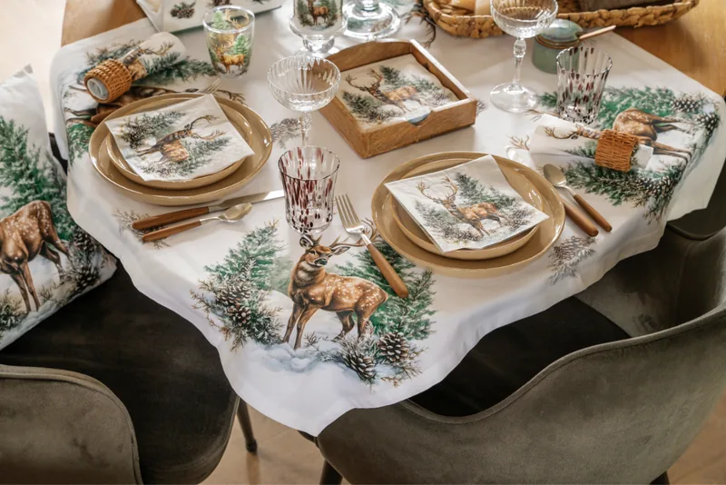 Gedeckter Tisch mit Winter Stag Servietten und Geschirr von Ambiente