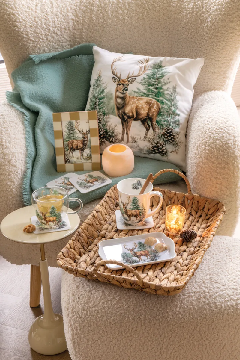 Teezeit mit Winter Stag Becher auf einem Sessel