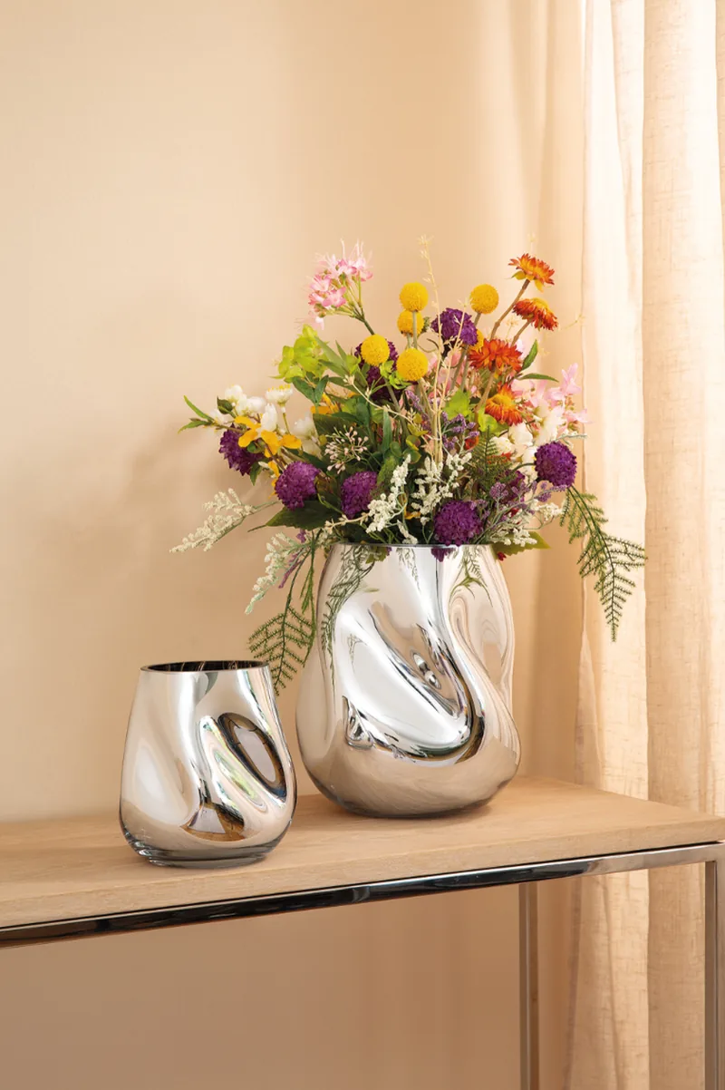 Vase Mira von Fink Living mit Blumenstrauß auf einem Sideboard