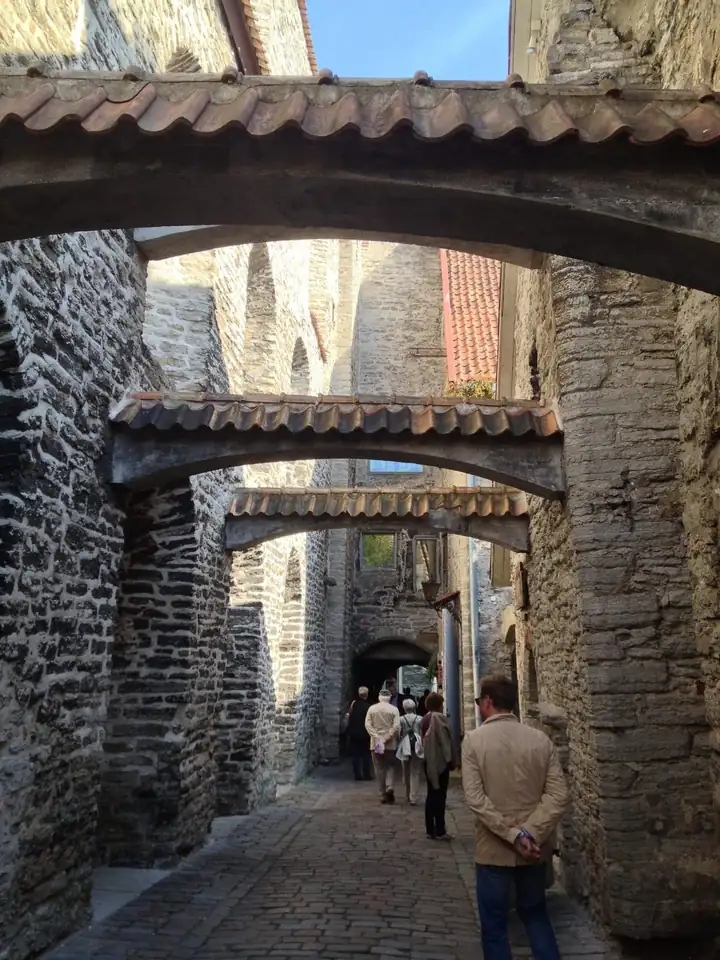Katharinengang in Tallinn mit Steinbögen über einer schmalen Gasse aus Kopfsteinpflaster