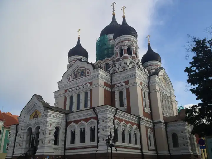 Alexander Newski Kathedrale in Tallinn mit schwarzen Zwiebeltürmen und goldenen Kreuzen