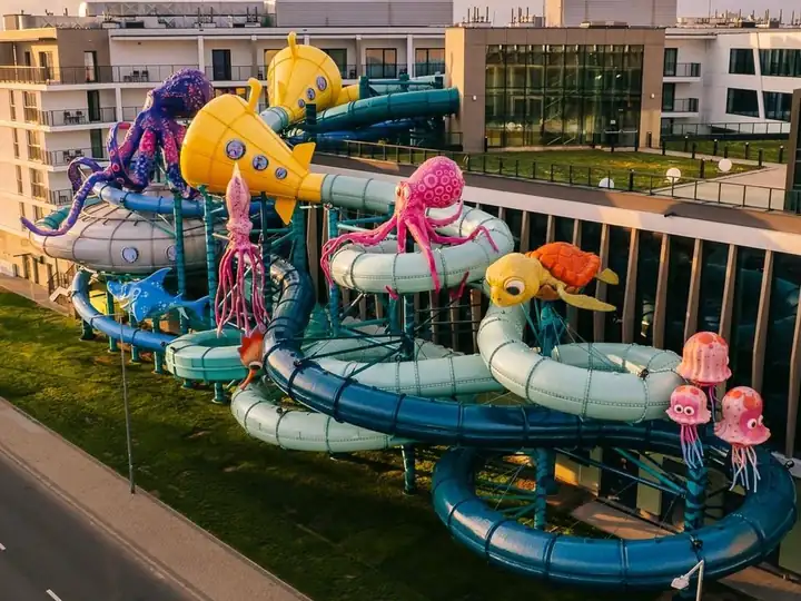 Rutschenanlage des Aqua Resort Międzyzdroje mit Oktopussen, gelben U Booten, einer Schildkröte und Quallen auf den Röhren