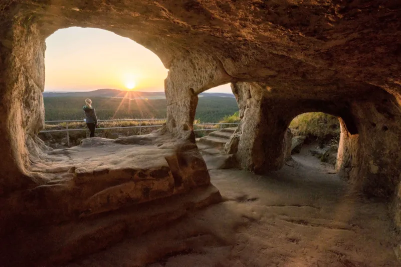 In den Fels gehauene Räume der Burg Regenstein bei Sonnenaufgang