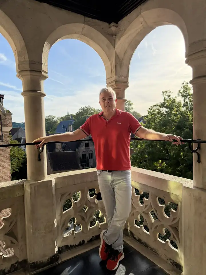 Knut Alex auf der Loggia des Gruuthusemuseums in Brügge