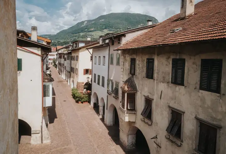 Blick von oben in eine Gasse mit Laubengängen und alten Häusern mit Erkern in Neumarkt
