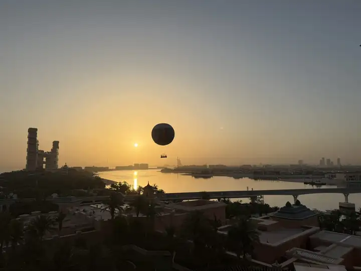Sonnenaufgang über der Palm Jumeirah mit Fesselballon, Atlantis The Royal und der Skyline von Dubai