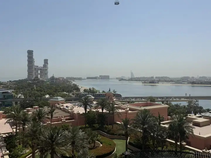 Blick von Atlantis The Palm auf die Monorail, die Lagune und die Villen der Palm Jumeirah