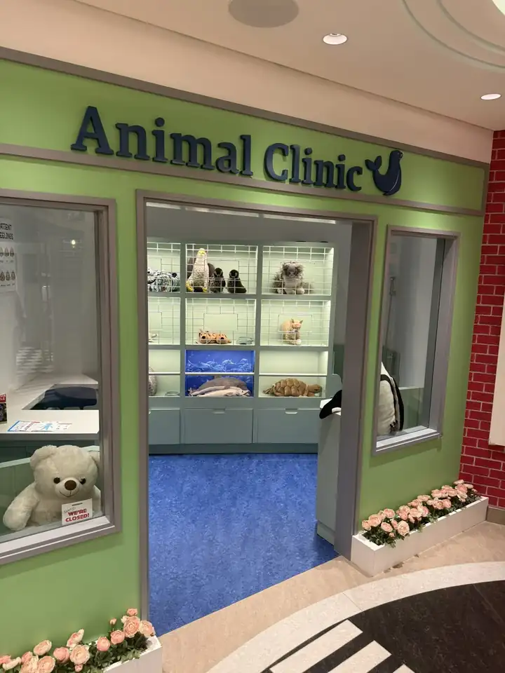 Spielbereich Animal Clinic mit Plüschtieren in Boxen im Atlantis Explorers Club