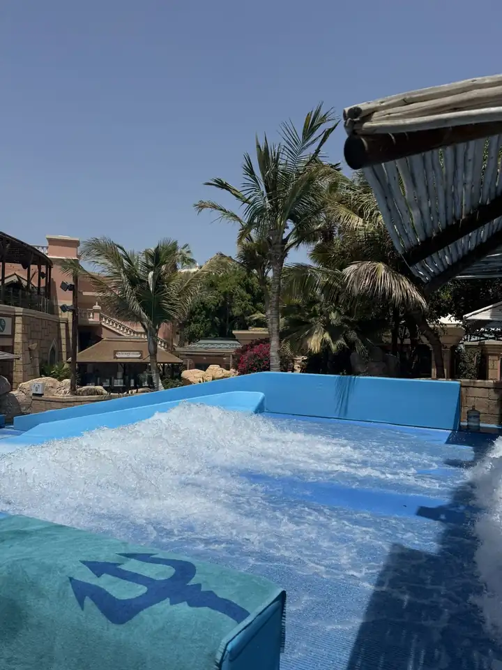 Surfanlage mit künstlicher Welle zwischen Palmen bei Atlantis The Palm