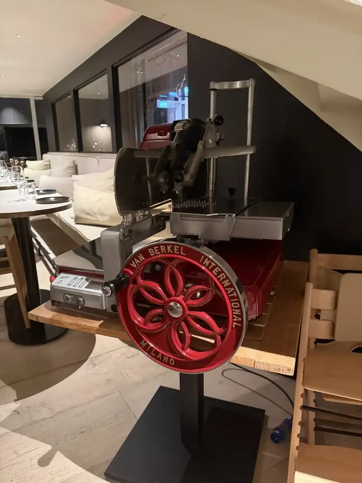 Rote Aufschnittmaschine von Berkel mit Handrad im Restaurant BRACA