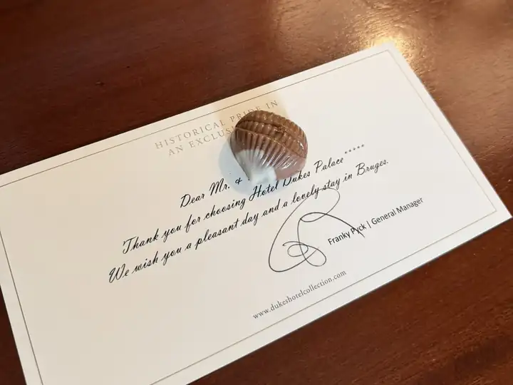Praline in Muschelform auf einer Begrüßungskarte des Hotels Dukes' Palace