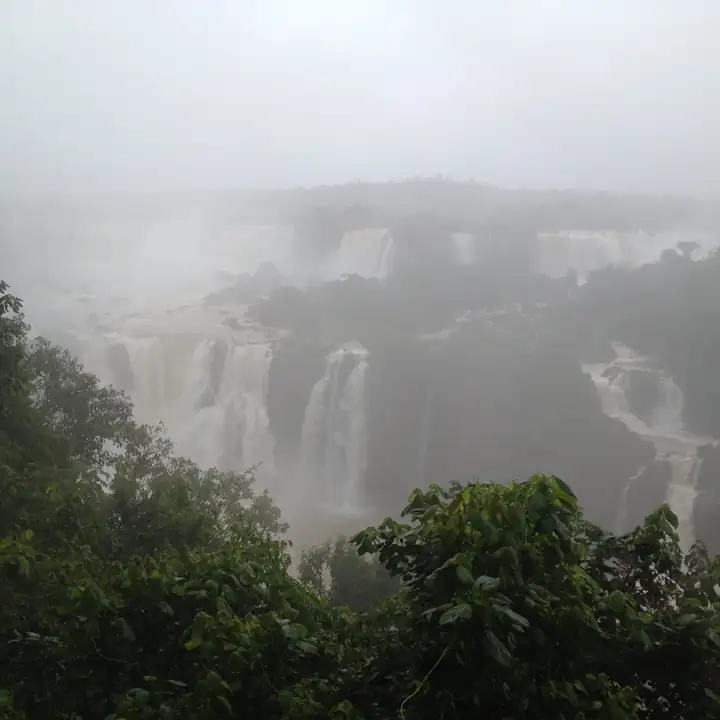 Iguaçu Fälle im Nebel, mehrere Wasserfälle über grünem Regenwald