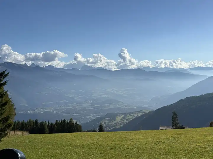 Blick von Meransen über das Tal bis zu den Dolomiten