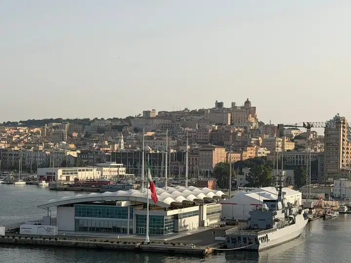 Hafen von Cagliari mit Schiffen, dahinter die Altstadt auf dem Hügel