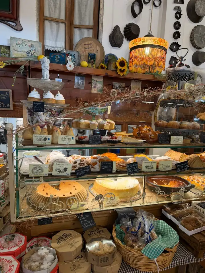 Auslage einer Bäckerei in Palma mit Ensaïmadas, Kuchen und Gebäck in Körben