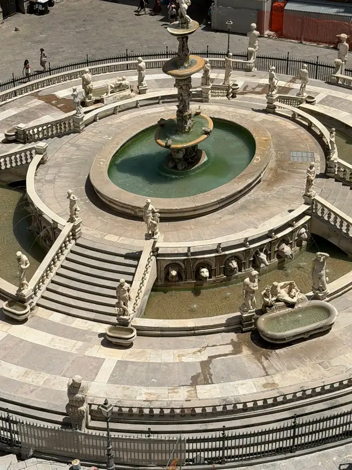Der große Brunnen Fontana Pretoria in Palermo von oben mit Treppen und Figuren