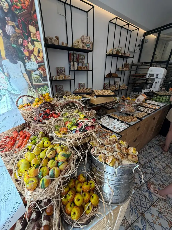 Auslage einer Pasticceria in Palermo mit Früchten aus Marzipan in Körben und Gebäck