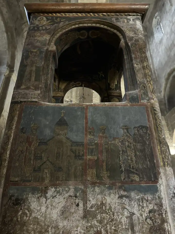 Freskenbemalter Aufbau in der Kathedrale Swetizchoweli in Mzcheta