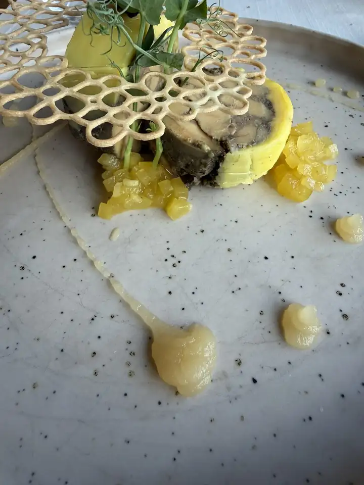 Terrine mit einer Hippe in Wabenform im Restaurant STUP