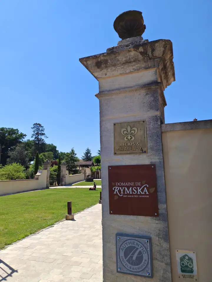 Steinerner Torpfeiler mit den Schildern Relais & Châteaux, Domaine de Rymska und Authentic Hotels & Cruises