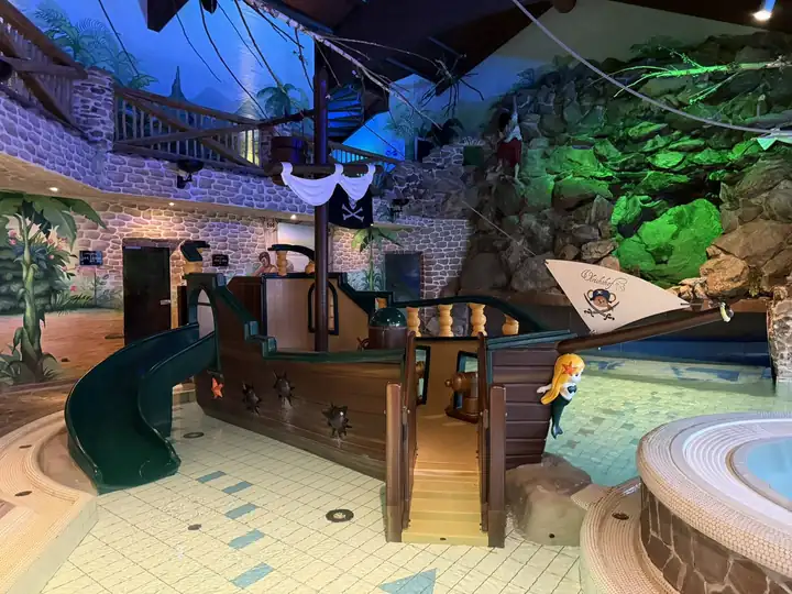 Piratenschiff mit Rutsche und Felsenkulisse im Kinderbecken des Felsenbads