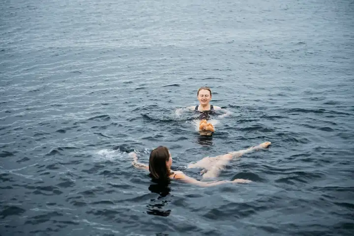 Zwei Gäste schwimmen im dunklen Meerwasser